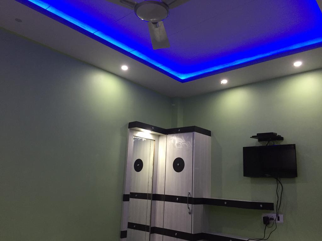 Oyo 75627 New Ankit Guest House Varanasi Phòng bức ảnh